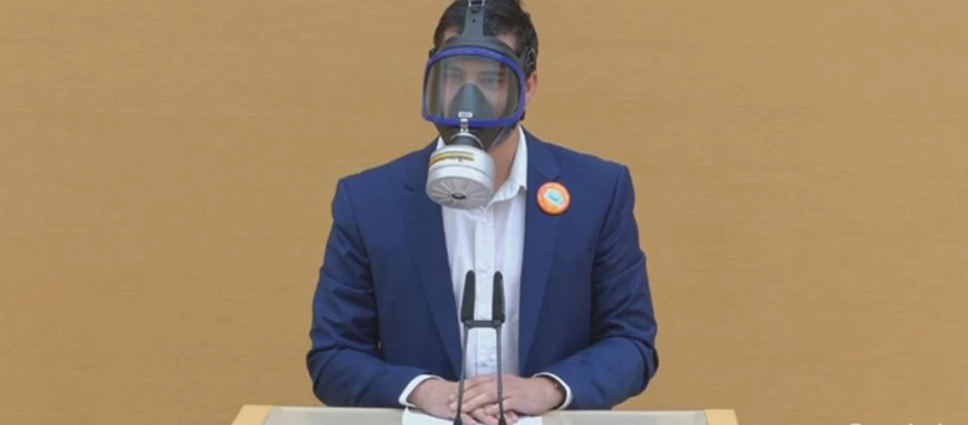 Γερμανία: Βουλευτής του AfD με μάσκα αερίων στη Βουλή - Στηλίτευσε τις απαγορεύσεις για τον κορωνοϊό (βίντεο)